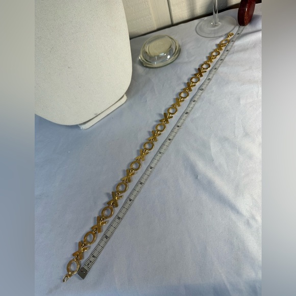 Vintage hammered matte goldtone hugs and kisses necklace - Picture 4 of 6